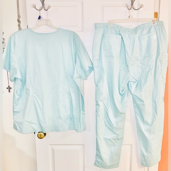 UA Butter-Soft Stretch Scrub Set - Picture 5 of 12